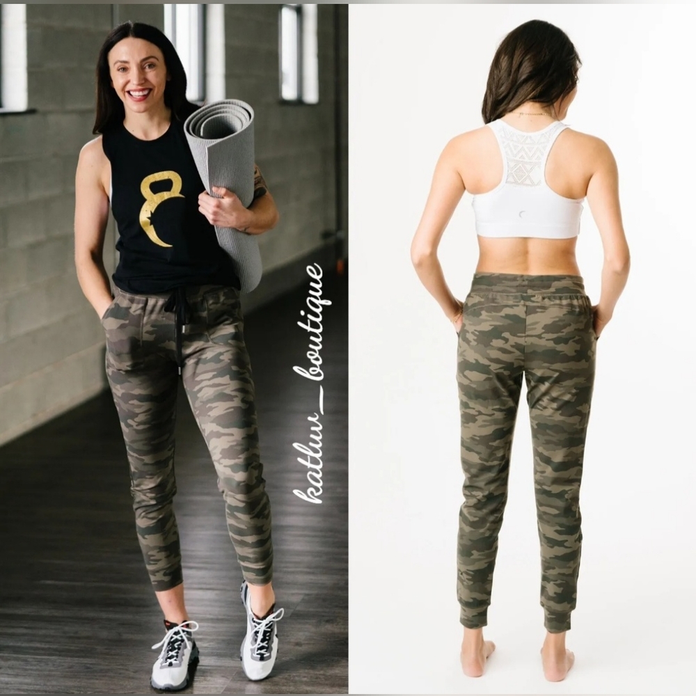 Zyia 🌙 NWOT Green Camo Unwind Joggers Women Sz Large